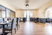 Onich Hotel & Lochside Beach Pods في أونيك: غرفة طعام مع طاولات وكراسي