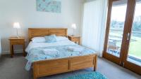 ein Schlafzimmer mit einem Bett mit zwei Handtüchern darauf in der Unterkunft Tewitfield Marina in Carnforth