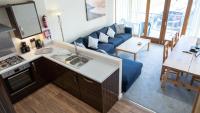 eine Küche und ein Wohnzimmer mit einem blauen Sofa in der Unterkunft Tewitfield Marina in Carnforth