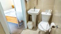 ein Badezimmer mit Toilette, Waschbecken und Dusche in der Unterkunft Tewitfield Marina in Carnforth