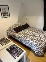 - une petite chambre avec un lit et une table dans l&#39;établissement La Maison Sévigné - Appart Hôtel - N°5, à Béthune