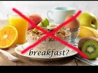 a table topped with a bowl of breakfast with fruit at Bij Sarah in Leopoldsburg