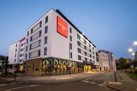 Un edificio blanco con un cartel al costado. en Leonardo Hotel Brighton, en Brighton &amp; Hove