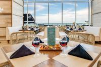 ein Tisch mit zwei Gläsern Wein und einem Teller mit Essen in der Unterkunft Daytona Grande Oceanfront Resort in Daytona Beach