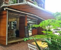 um restaurante com uma placa na lateral de um prédio em Sisao Hotel-Café em Cuernavaca