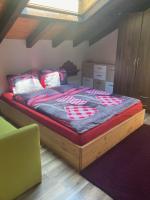 Postel nebo postele na pokoji v ubytování Klewenalp Ausflugs-Ski-Pistenhotel Klewenstock