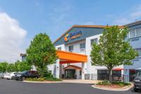 un hotel Columbus con coches estacionados en un estacionamiento en Comfort Suites, en Elgin