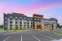 Un gran edificio con un estacionamiento enfrente. en Best Western Plus Winter Haven Inn &amp; Suites, en Winter Haven