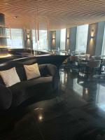 Una sala de estar con un sofá, una mesa y sillas. en Golden Lisbon Hotel, en Lisboa