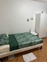 a bedroom with a bed with a green blanket on it at Magnifique studio privé à Viljuif in Villejuif