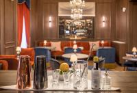 グラナダにあるPalacio Gran Vía, a Royal Hideaway Hotelのワインボトルとグラスを用意したテーブル