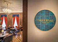 グラナダにあるPalacio Gran Vía, a Royal Hideaway Hotelのテーブルと椅子が備わるレストラン