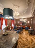 グラナダにあるPalacio Gran Vía, a Royal Hideaway Hotelのテーブルと椅子、ランプが備わるレストラン