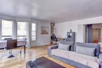 a living room with a couch and a table at Le Charlemagne- Boulogne in Boulogne-Billancourt