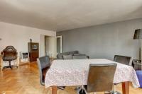 a dining room with a table and chairs at Le Charlemagne- Boulogne in Boulogne-Billancourt