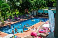 un grupo de personas en una piscina en Nomads Ao Nang, en Ao Nang Beach