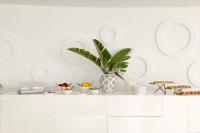 un bancone bianco con una pianta in un vaso sopra. di Infinity Resort Tropea a Parghelia