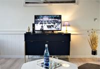 Televízia a/alebo spoločenská miestnosť v ubytovaní JAWORSKI APART'S - Studio Apartament Premium 40m2 - SELF CHECK IN 24H -bezkontaktowo sam sie meldujesz i wymeldowujesz przez 24h - do Rynku 7min!-FV