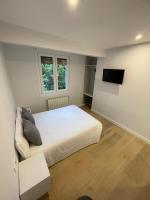 A television and/or entertainment centre at Habitaciones Arrisal