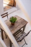 a wooden table with a potted plant on it at Maison Arthur in Aigues-Mortes