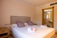 Postel nebo postele na pokoji v ubytování Villa Luna Suites