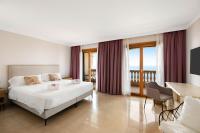 Postel nebo postele na pokoji v ubytování Villa Luna Suites
