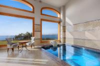 Bazén v ubytování Villa Luna Suites nebo v jeho okolí