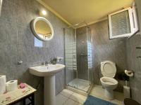 A bathroom at Bossanovolima studios