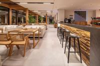 张家界Annica Villa的一家有桌椅和酒吧的餐厅