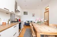 Kuchyň nebo kuchyňský kout v ubytování Tasteful 1-bedroom Apartment near Edinburgh Meadows