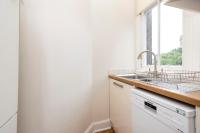 Kuchyň nebo kuchyňský kout v ubytování Tasteful 1-bedroom Apartment near Edinburgh Meadows