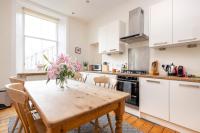 Kuchyň nebo kuchyňský kout v ubytování Tasteful 1-bedroom Apartment near Edinburgh Meadows