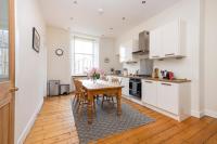Kuchyň nebo kuchyňský kout v ubytování Tasteful 1-bedroom Apartment near Edinburgh Meadows