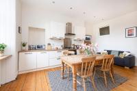 Kuchyň nebo kuchyňský kout v ubytování Tasteful 1-bedroom Apartment near Edinburgh Meadows