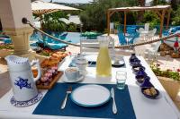 哈马马特DAR BELDI的桌子上摆放着蓝白相间的盘子和饮料。