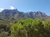 vistas a una cordillera con árboles y montañas en piso con desayuno incluido y vistas a la montaña., en Monistrol