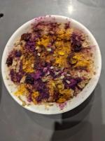 un bol de nourriture colorée sur une table dans l'établissement La Maison de Joy dans le Parc des Elfes, à Montferrier-sur-Lez