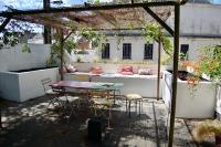 a patio with a table and chairs and a pergola at Un jardin en ville in Nantes