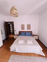 A bed or beds in a room at Apartment Al Lago, Torri del Benaco