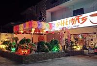 アラミノスにあるRustic Crown Hotelの夜の店舗