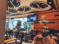 アラミノスにあるRustic Crown Hotelのダイニングルーム(テーブル、天井テレビ付)