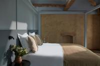 a bedroom with a large bed with white sheets and pillows at DOMAINE LE MEZO in Ploeren