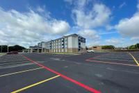 un aparcamiento vacío con un edificio grande en Microtel Inn &amp; Suites by Wyndham Bossier City, en Bossier City