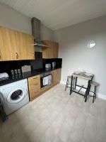 Kuchyň nebo kuchyňský kout v ubytování Homely 3 bed town centre flat