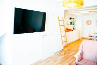 TV a/nebo společenská místnost v ubytování Vibesol Pool Heated House