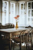 un jarrón con una flor sobre una mesa de madera en Amante Boutique, en Kuressaare