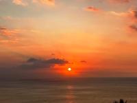 - un coucher de soleil sur l&#39;océan et le ciel dans l&#39;établissement Chambre d&#39;hôtes Austral 180, à La Possession
