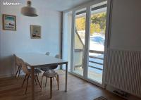 a dining room with a table and chairs and a window at Appartement idéalement situé Font romeu in Font-Romeu-Odeillo-Via