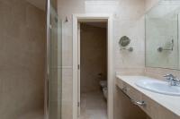 A bathroom at Tauro Villas Deluxe