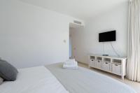 A bed or beds in a room at Tauro Villas Deluxe